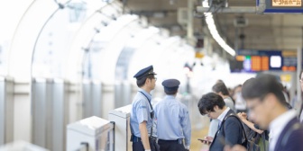 電車に乗る際、全員が下り終わったから乗ろうとすると、遅れて下りてきた人にぶつかりそうになった。