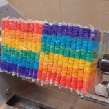 『カラフルなアイスの棒から作る花瓶がめっちゃカラフル』の画像