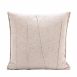 『お洒落なベージュのクッションカバー』の画像