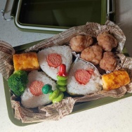 婆ちゃんとラストランチ。と、薄いパープルの枝豆つくりました。