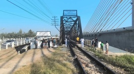 【タイ】動画撮影で線路に座り込み、列車に気づかず轢かれる