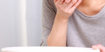 義兄嫁のワキガの臭いに耐え切れず、私が妊娠してつわりの時期に吐いてしまった…