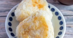 【いつものおにぎりに飽きたら】混ぜて焼くだけでめっちゃウマい！外カリ中とろ〜り食感にハマる絶品焼きおにぎりレシピ3選
