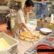 【唖然】「最近ピザ小さくない？」防犯カメラを確認したら店員が真ん中だけ食べて繋げてた