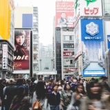 【画像】道頓堀女子「暑すぎて服脱ごうかと思った」･･････････ﾊﾟｼｬｯ！！
