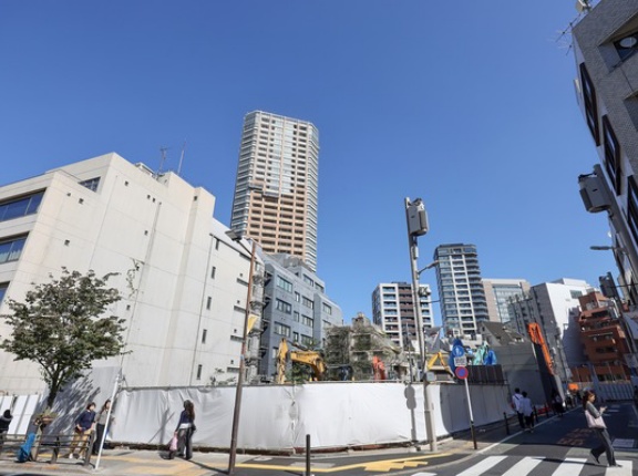 建築計画のお知らせ設置「富士見二丁目３番地区第一種市街地再開発事業」の既存建物解体状況！高層階に住宅が入る飯田橋駅西口エリアの高さ約105mの再開発（2026.10.10）