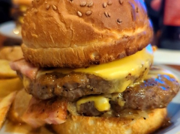 Public House Calm （パブリックハウスカーム）に大きいハンバーガーを食べに行ったよっと(愛知県 名古屋市 西区  庄内通駅)