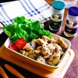 『鶏もも肉とめんつゆとスパイスとハーブで減塩★調理も片付けも簡単楽々♪「めんつゆdeジューシー鶏もも肉のレンチン！スパイシーガーリックバジル炒め」【レシピ1946】【スパイス大使】』の画像