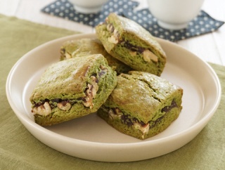 簡単ブルーベリーパイ。紅茶のシュガーバターパン。あんことくるみの抹茶スコーン。リュスティックサンド。