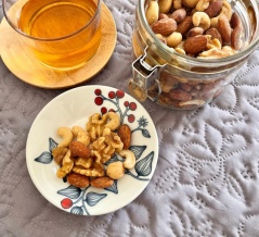 バターで下味をつけたオトナ味の燻製ナッツ