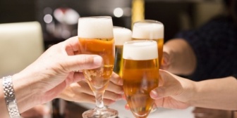 趣味友達のAと飲み会に行ったら、ふざけていて自分のグラスを割ったり、胃のキャパオーバーで吐いたり。はしゃぎようが恥ずかしかった…