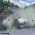 貨物列車がタンクローリーに直撃、緑色の中身が霧になって噴き上がる失敗映像15本【海外の反応】
