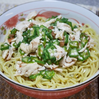 なんやかんや冷たい麺、好きなんです「鶏ささみ肉とオクラのそうラーメン」&「赤ウィンナー」