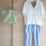 『涼しげな薄い色でまとめた50代夏コーデ』の画像