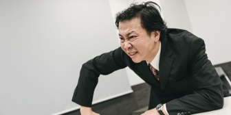 耳が不自由な先輩（おだやかでいい人）が職場でパワハラを受けていた。ある日いつものように机をバン！と叩いたパワハラ野郎が悲鳴を上げた。