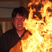 今年の高飛びを誓う！新井監督の護摩行