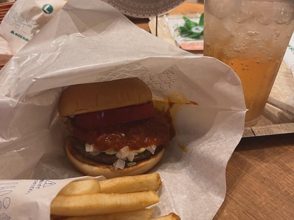 外国人「日本のモスバーガーが母国と比べて格別だった、やはり発祥の地だ」