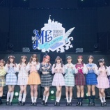 『[ニアジョイ] （≠ME 全国ツアー2024）メンバーカラーの制服衣装が素晴らしいな』の画像