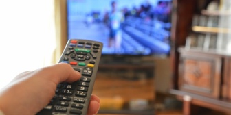 今日祖母がテレビを見てたのに、姉が来て勝手にチャンネルを変えた。姉に注意したら…