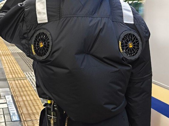 海外「日本の空調服が本当に効果あるのか試してみた！」日本で生まれた空調服に対する海外の反応