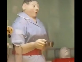 笑顔は素敵だけれど、素晴らしくシュールな寄付マシーン