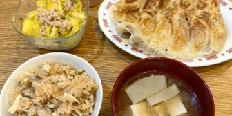 【ななし】ねるちゃん「ほらおじさん、餃子定食+炊き込みご飯オプション出来たよ」