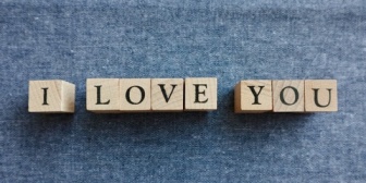 【愛してる】俺と子供のために離婚を決意し、嘘を言う妻。やせ細り、窶れた頬を見ればそれはすぐにわかる。→俺は妻を抱きしめて…