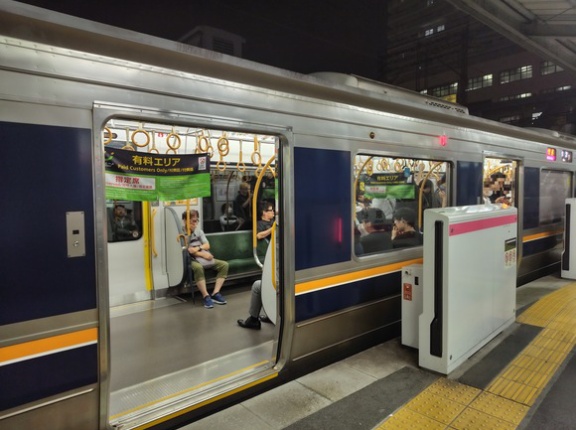 学研都市線で「快速 うれしート」が運行開始してる！～ロングシート車の有料指定席～
