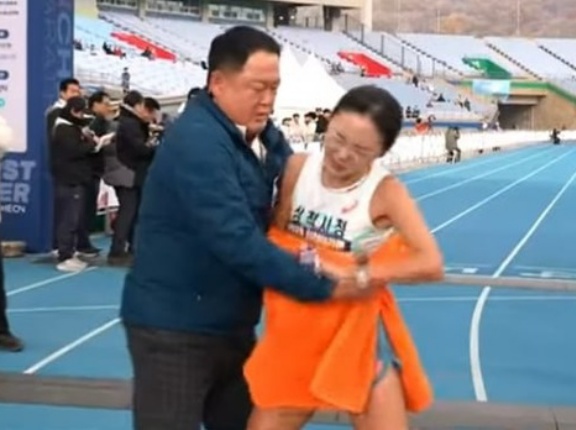 「セクハラではない」マラソン監督の釈明に選手は「激しい痛み、謝罪はない」