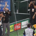 DeNA京田陽太さん、ヒーローのビシエドをベンチで待ってハイタッチで祝福
