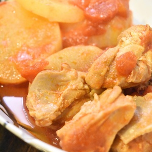 煮込んで柔らか♪鶏もも肉と大根のトマト煮込み