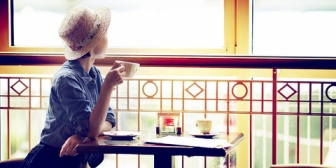 休日に一人で買い物に行ったらカフェに同僚がいたので入って話しかけたら凄くそっけない。そしたら急に…