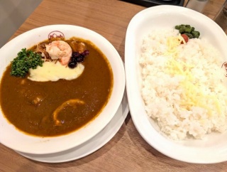 欧風カレー「ボンディ秋葉原店」で６種ミックス＋エビの「キノコカレー（辛口）」