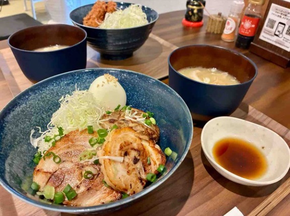 金沢市高柳町にオープンした『串焼きおっさま』で『チャーシューエッグ丼』『とりかつ丼』食べてみた。