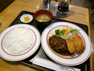 レストラン　ファミリア　〜　ハンバーグとポテトコロッケ盛り合わせ定食