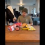 【動画】ペットの前で料理する「邪魔されクッキング」の牛版がエグすぎる