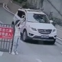 とある女性が街中で急に服を脱がされ、ガチで困惑する様子が収められた動画が拡散される