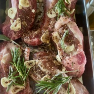 バルサミコで煮るから驚くほど柔らかい！スペアリブのストゥファート