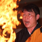 今年の高飛びを誓う！新井監督の護摩行