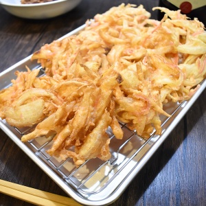 旬の味わい♪新玉ねぎと紅しょうがのかき揚げ
