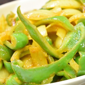お野菜だけで♪ピーマンと玉ねぎのカレー炒め