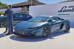 ランボルギーニの新型車「テメラリオ」をご覧ください