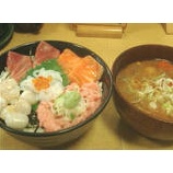 『新橋 まぐろ市場 海鮮丼(680円)&豚汁(180円)』の画像