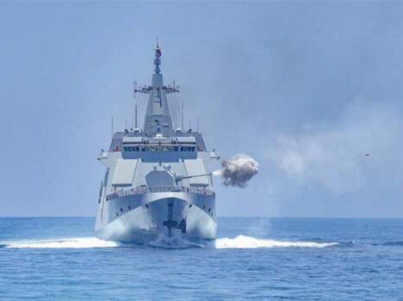 中国海軍の055型ミサイル駆逐艦「咸陽」が、模擬海上目標に向けて主砲を発射！