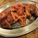 『新橋 ホルモンの名店「鶴松」がランチを始めていたぞー/鮮度抜群! 特盛ホルモンランチ(1000円)ご飯大盛り可』の画像