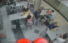 【動画】フードコートでおじいちゃんが他人の女児の頭を軽く撫でる → 女児の父親がブチギレておじいちゃんを骨折させる → その様子を収めた動画が拡散され、ネットで議論に
