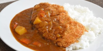 【雑談】家でカレーを食べるときに必ず揚げ物が欲しくて、スーパーの惣菜を買ってた。最近コンビニにうってるコレでもアリだと気づいて嬉しい