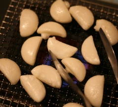 お正月も過ぎ、ご家庭に「余ったお餅」はありませんか？お雑煮や焼き餅など、定番の食べ方に少し飽きてきたら、ぜひ試していただきたいのが「お餅のマヨネーズ焼き」です。