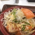 『すき家』で期間限定「オニオンサーモン丼」