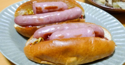今日はレシピお休みですが「パン屋さんのパンと肉屋さんで買った粗挽きウィンナーでホットドック」